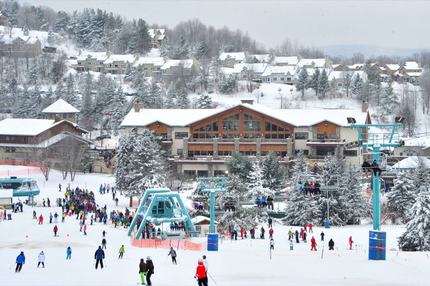 Image de chalets dans les montagnes et de skieurs (Crédit Photo : Holiday Valley Resort)
