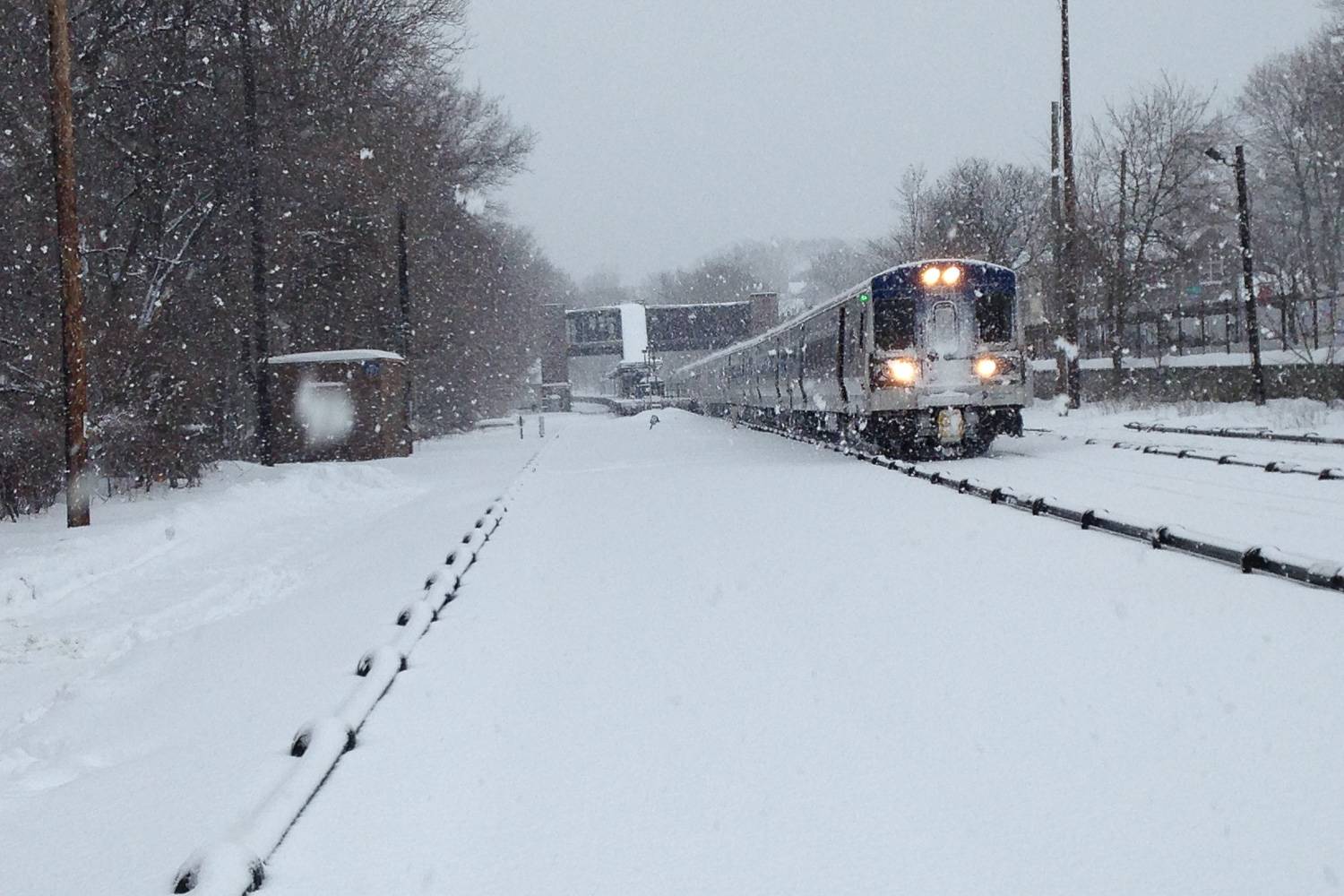 Image d’un train sur des voies ferrées enneigées (Crédit Photo : Metropolitan Transportation Authority)