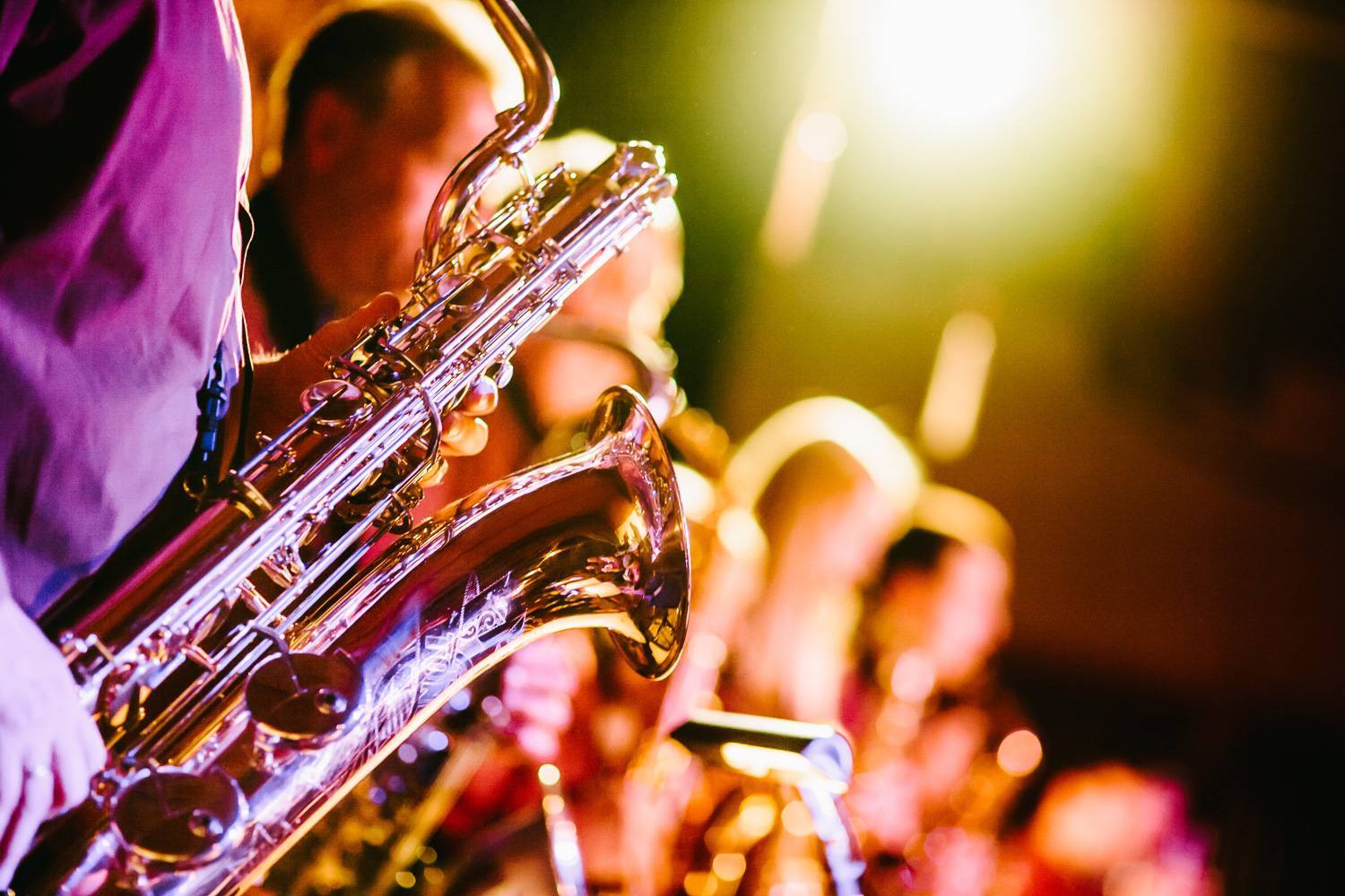 Image de musiciens de jazz jouant du saxophone (Crédit Photo : Unsplash)
