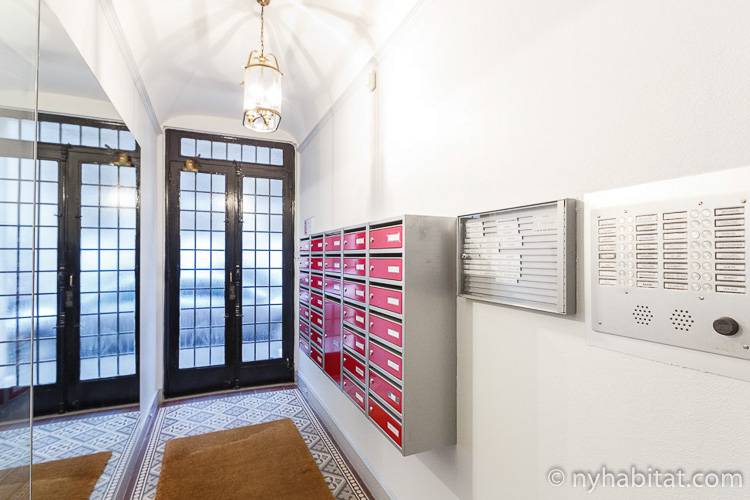 Photo de l'entrée de l'immeuble abritant l'appartement PA-4457, à Ternes.