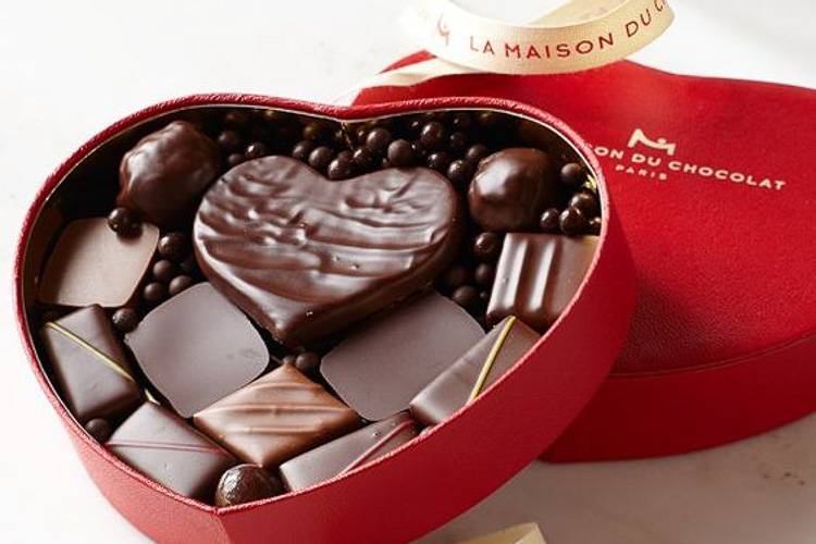 Image d’une boîte de chocolats de la Maison du Chocolat en forme de cœur avec un ruban (Crédit Photo: www.williams-sonoma.com)