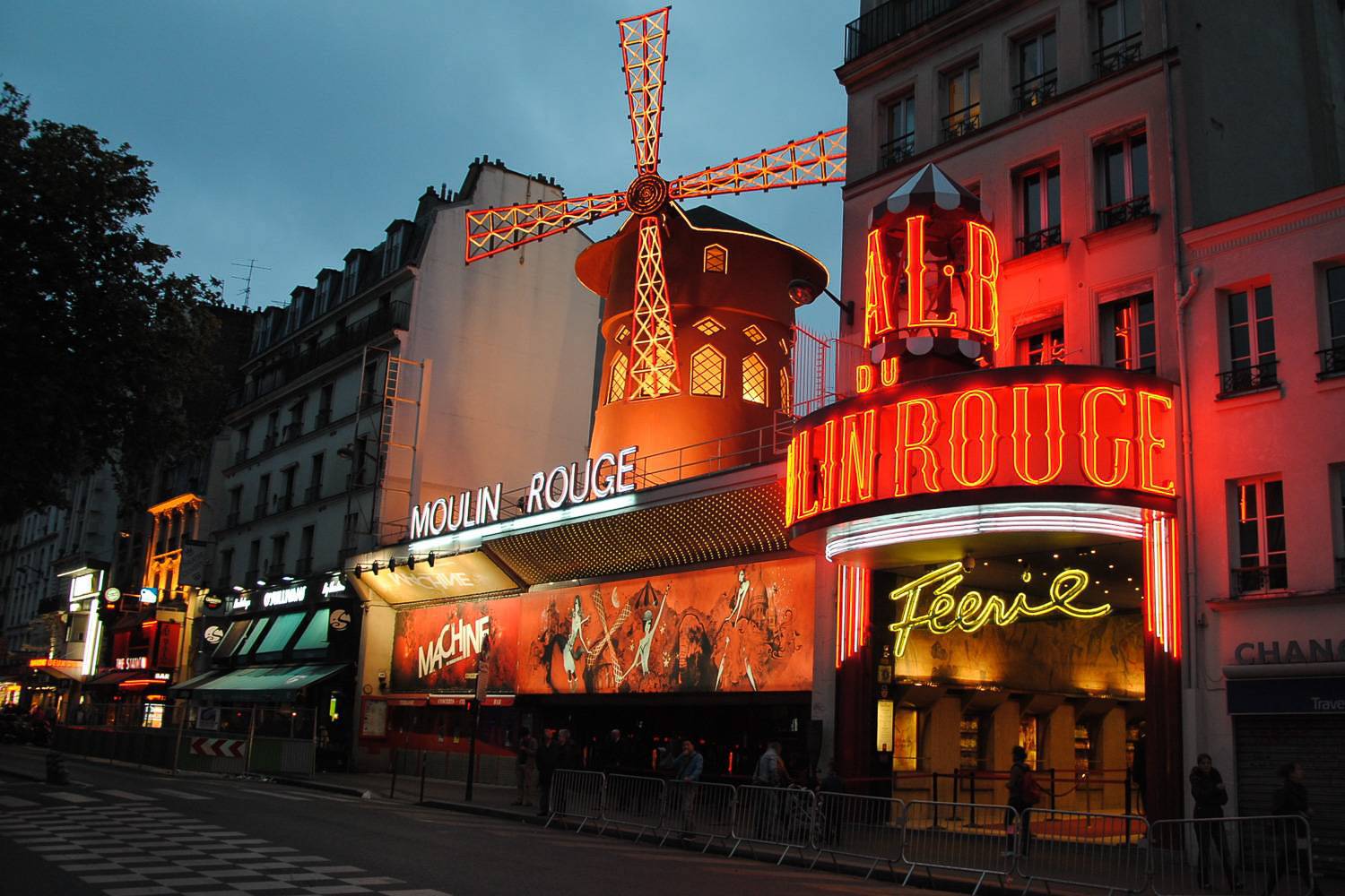 Image de la façade du Moulin Rouge à Paris avec son moulin à vent (Crédit Photo : Leandro Neumann Ciuffo)