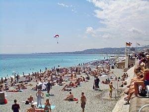 In spiaggia a Nizza, Francia