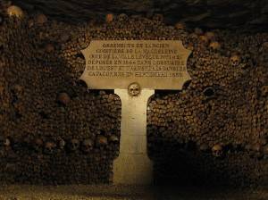Il lato oscuro di Parigi: alla scoperta delle catacombe