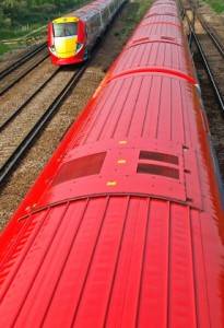 Due treni Gatwick Express si incrociano lungo il percorso per l’aeroporto di Gatwick