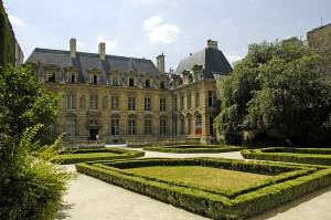 L’Hôtel de Sully in Place des Vosges