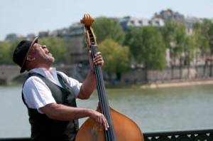 Musica lungo la Senna a Parigi