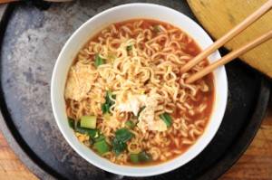 Un piatto di ramen noodles