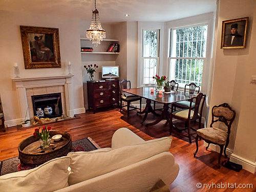 In questa casa vacanza a Kensington (Londra), dotata di due camere da letto, il salotto è caratterizzato da un elegante parquet e da un caminetto ornamentale