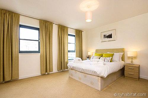 Nella casa vacanza di Limehouse entrambe le camere da letto sono arredate con un elegante design contemporaneo