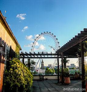 Immagine della terrazza dell’edificio in cui si trova l’apaprtamento con il London Eye e il Big Ben in lontananza