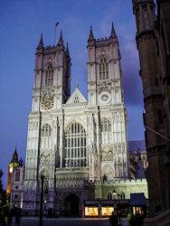 Immagine notturna della facciata occidentale dell’Abbazia di Westminster