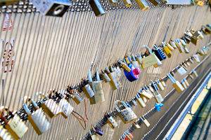 “Lucchetti dell’amore” sul Pont des Arts a Parigi