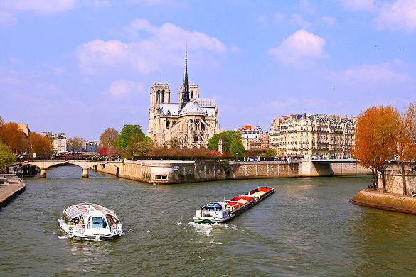 Crociera sulla Senna: sullo sfondo, l’ Île de la Cité e Notre