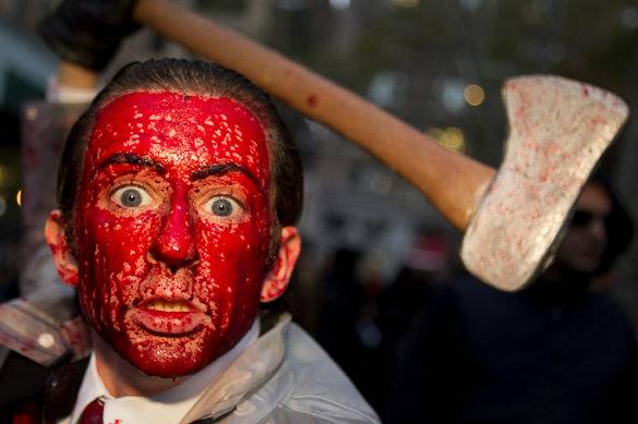 Una spaventosa maschera di Halloween a New York