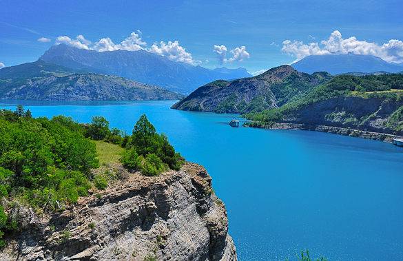 Le limpide acque del lago di Serre-Ponçon nelle Alpi francesi