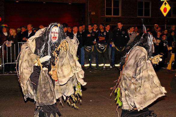 Due partecipanti alla parata di Halloween nel Village, travestiti da streghe