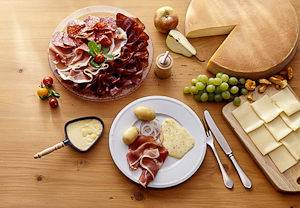 Una raclette, piatto tipico delle Alpi francesi, pronto in tavola