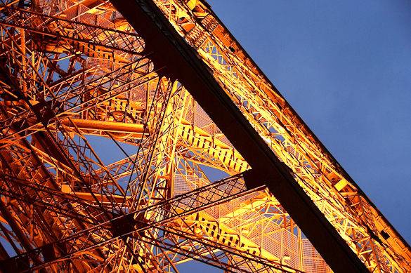 La Tour Eiffel risplende in tutta la sua bellezza sotto i raggi del sole a Parigi