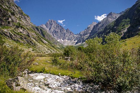 Innumerevoli montagne e una valle nelle Alpi francesi, all’interno del Parco nazionale di Écrins