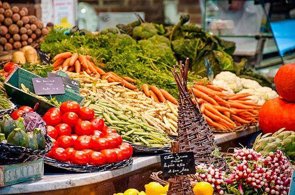 Foto di verdura fresca al mercato di Les Halles Castellane a Montpellier