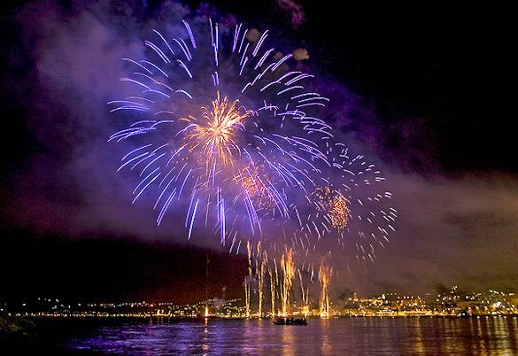 Immagini dei fuochi d’artificio sopra il Mar Mediterraneo a Capodanno