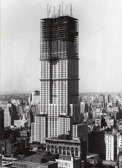 Immagine in bianco e nero dell’Empire State Building durante la sua costruzione