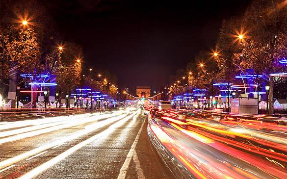 Immagine degli Champs Elysées e dell’ Arco di Trionfo a Parigi