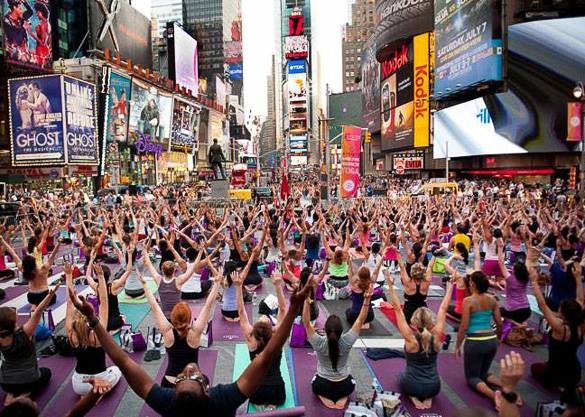 Foto di persone chef anno yoga a Times Square