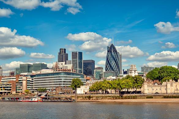 Immagine del distretto finanziario della City di Londra, preso dal Tamigi