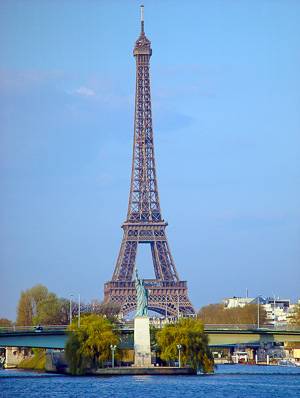 Foto della Torre Eiffel e della piccola Statua della Libertà a Parigi