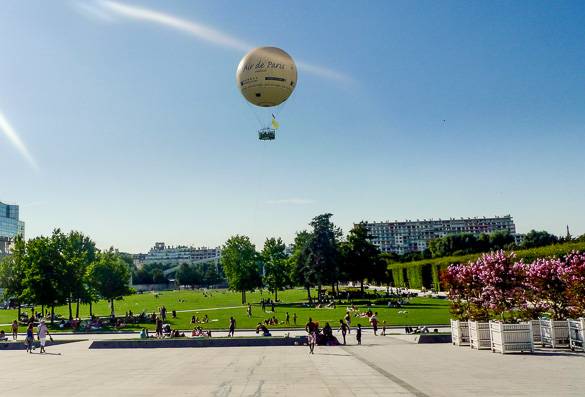 Foto del Parc Andre-Citroen a Parigi e una mongolfiera