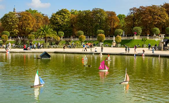 Foto di barche giocattolo al Jardin du Luxembourg di Parigi