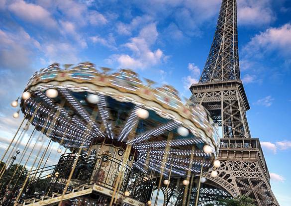 Foto di una giostra e la Torre Eiffel a Parigi