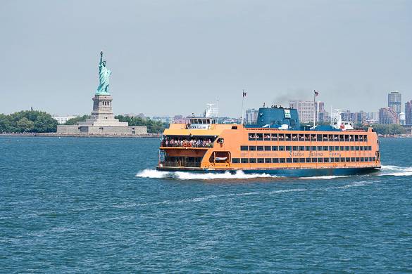 Foto del traghetto di Staten Island e la Statua della Libertà di New York