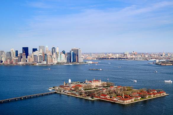Immagine di Ellis Island con Manhattan sullo sfondo