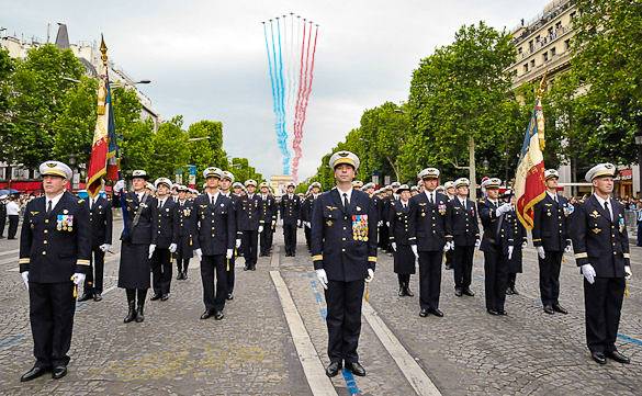 Foto di una parata militare il 14 luglio sugli Champs Élysées, Parigi