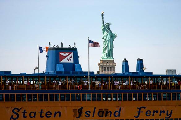 Immagine dello Staten Island Ferry e della Statua della Libertà a New York