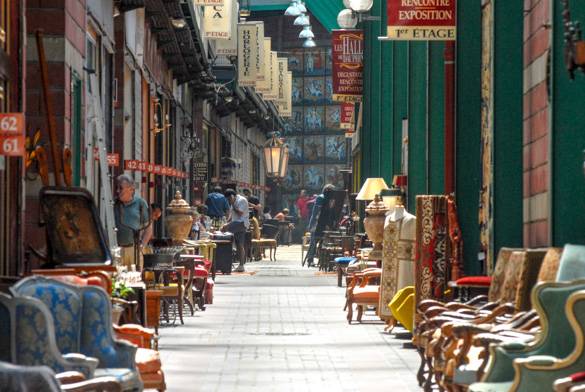 Immagine di un negozio di antiquariato al mercatino delle pulci di St-Ouen
