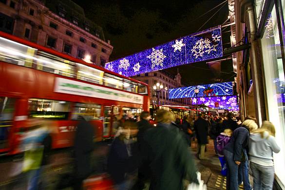 Fotografia di Oxford Street a Londra, decorata con luci natalizie