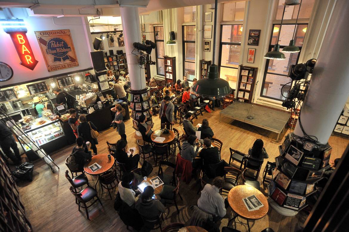 Foto degli interni dell’Housing Works Bookstore Café. Foto: Asterio Tecson.