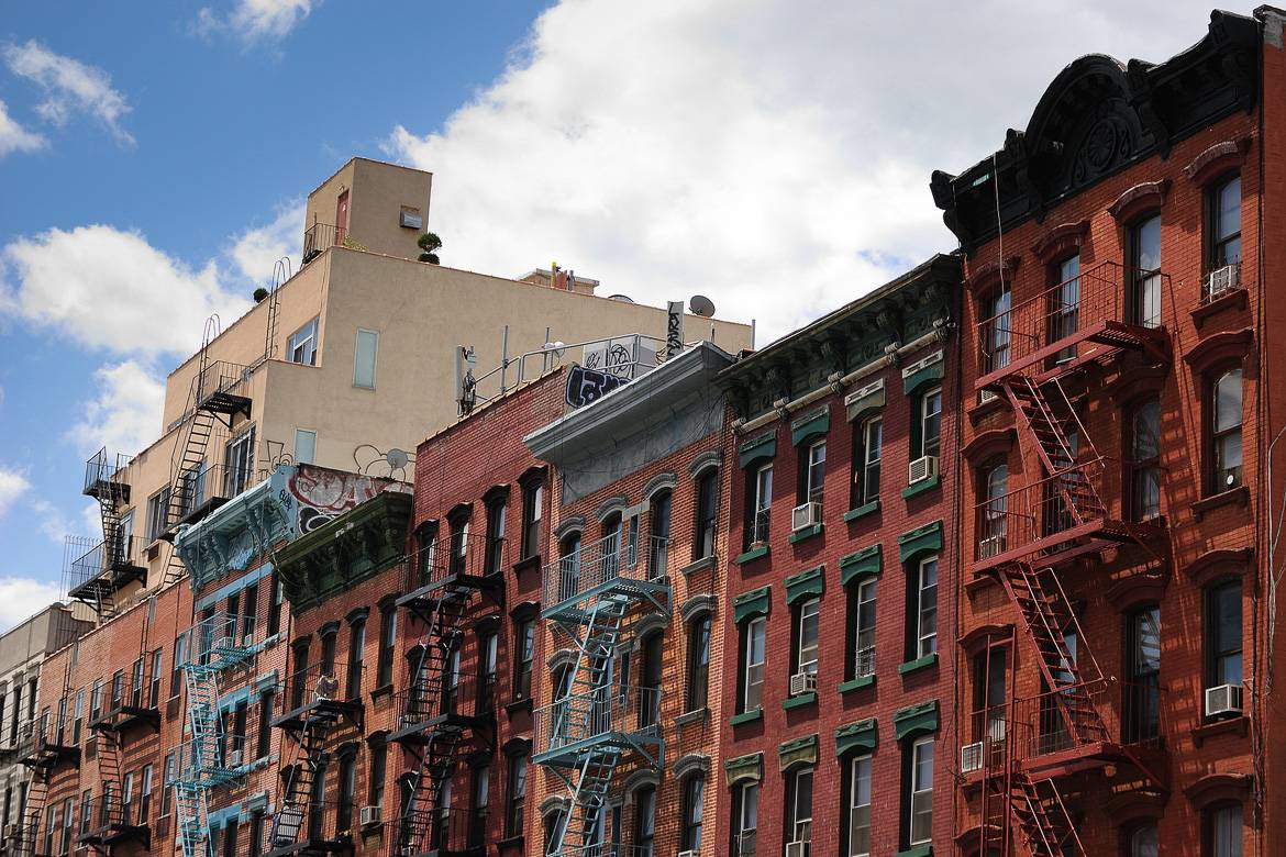 Foto di un complesso d'appartamenti a schiera nelle strade del Lower East Side
