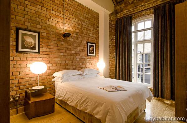 Immagine di un tradizionale appartamento con una camera da letto nella City di Londra.