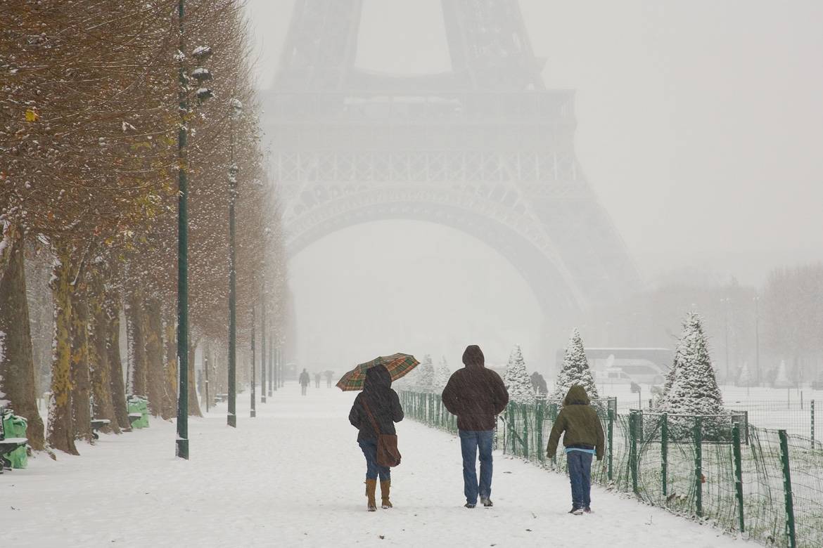 Foto della Tour Eiffel sotto la neve