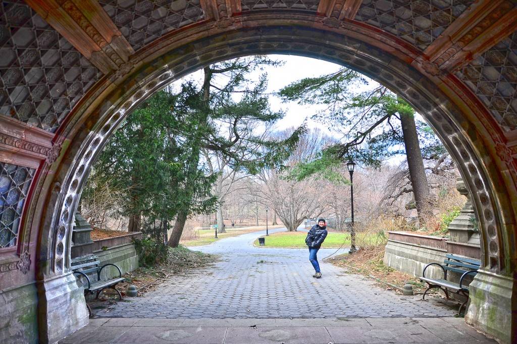 Immagine di un uomo sotto un ponte in un sentiero di Prospect Park, Brooklyn