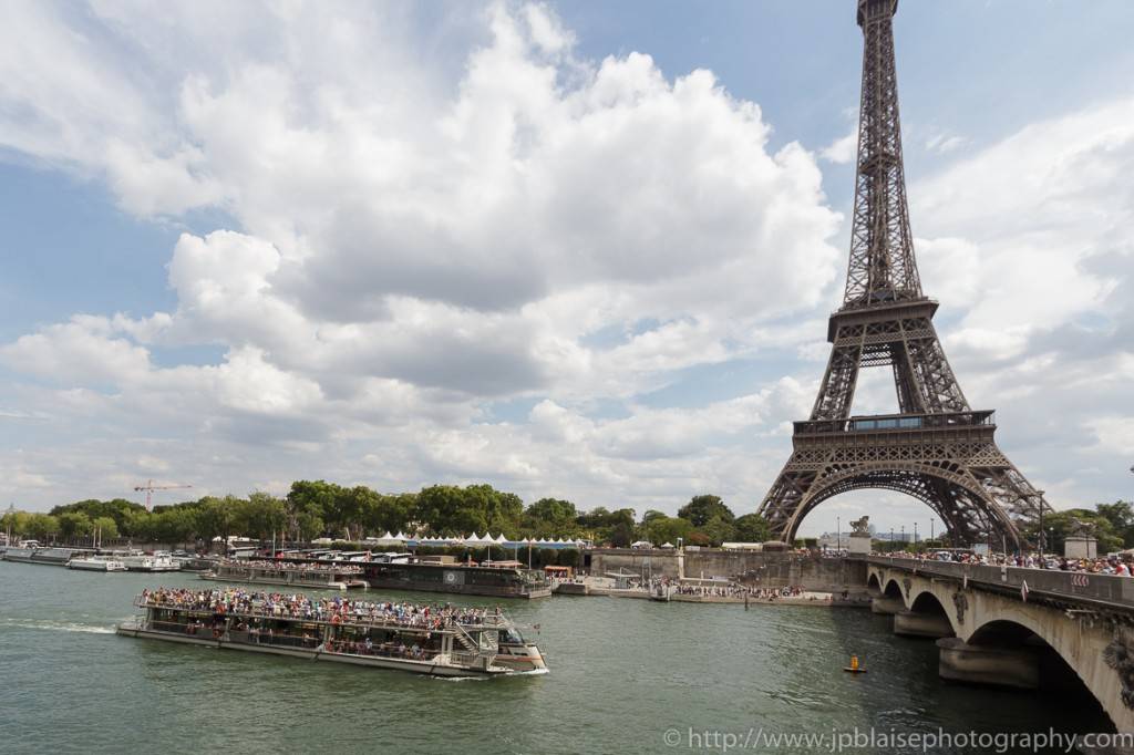 Immagine di un bateau mouche (battello turistico) sulla Senna con la Torre Eiffel sullo sfondo