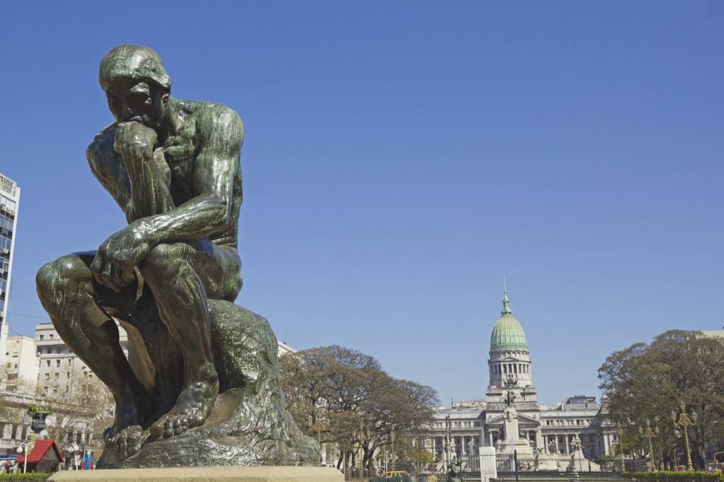 Immagine de Il Pensatore, la statua di Rodin, nella piazza pubblica