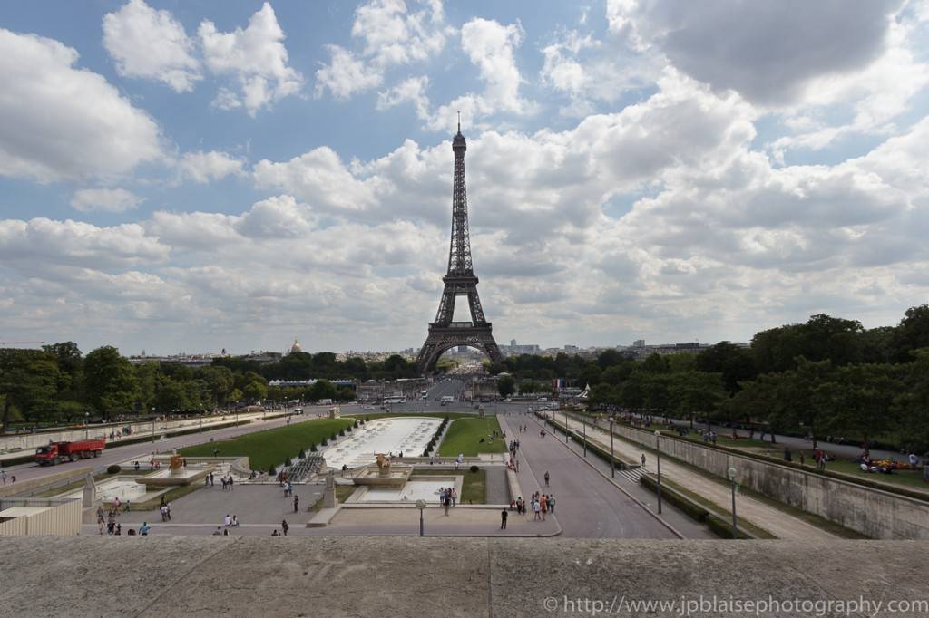 Immagine della Torre Eiffel dalla parte opposta della Senna nel Trocadero Park