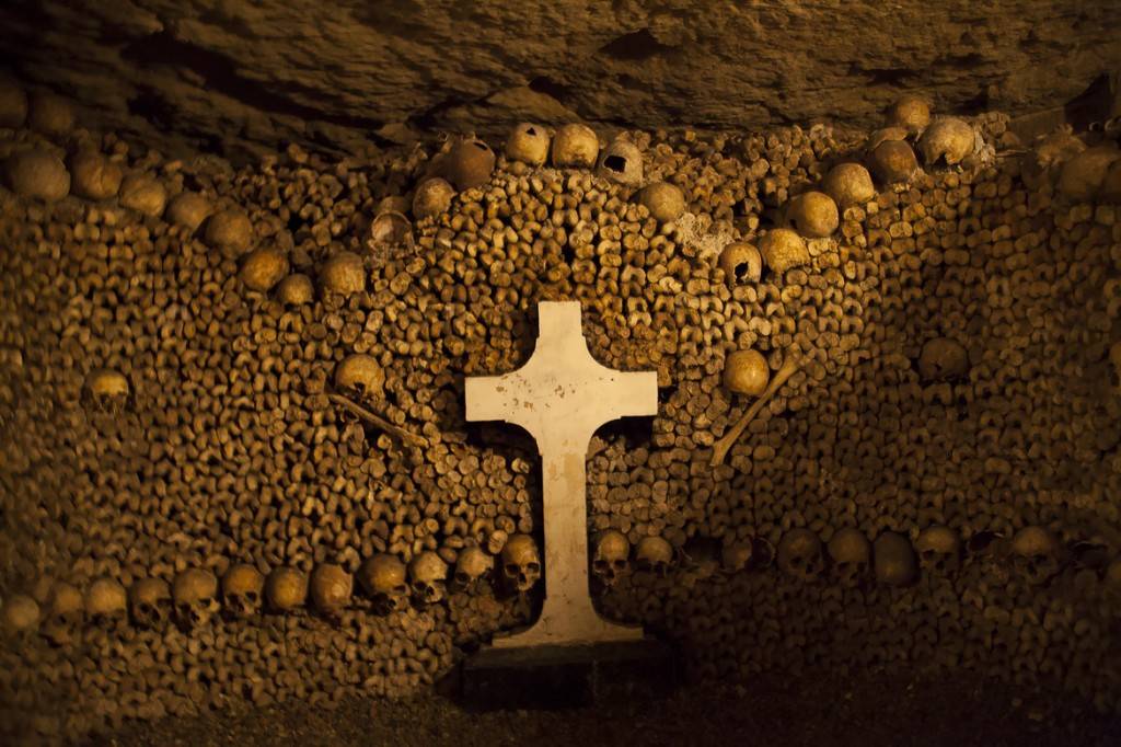 Immagine delle Catacombe di Parigi con i resti umani disposti in sculture