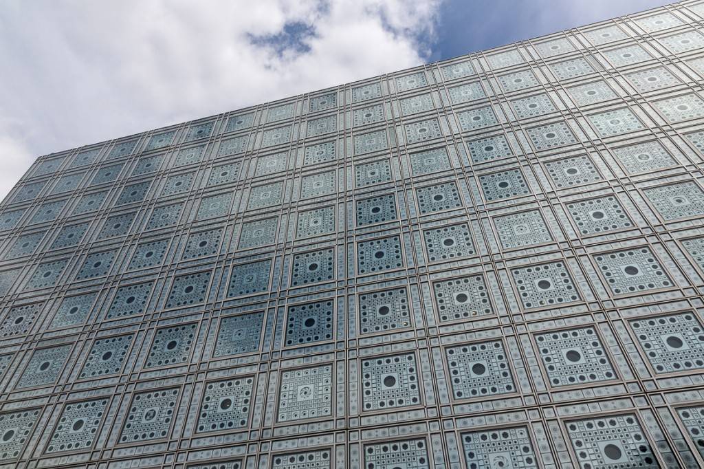 Immagine dall’esterno dell’Istituto del Mondo Arabo di Parigi